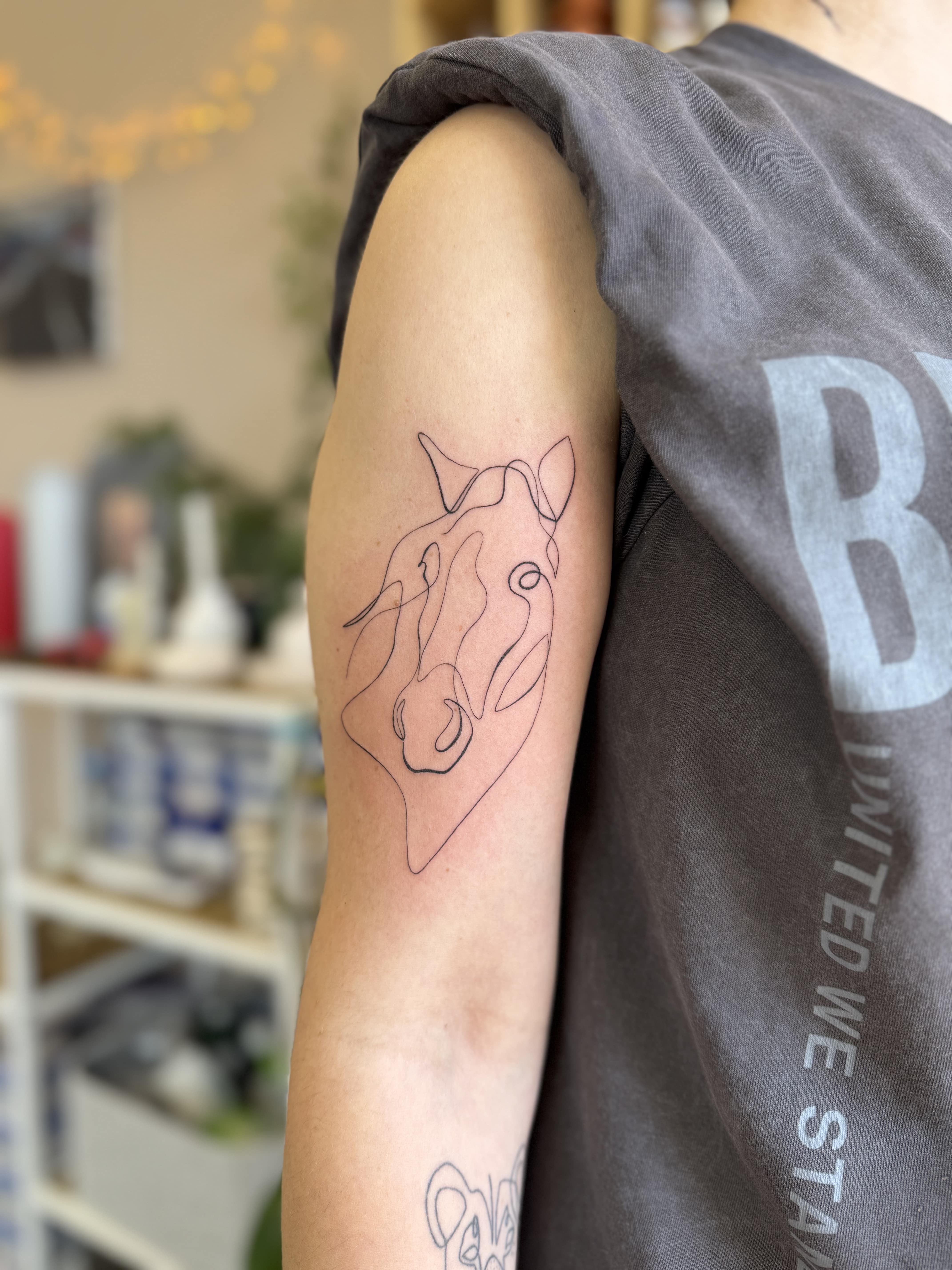 Тату кінь, лінійне, плече / Horse tattoo, line art, upper arm