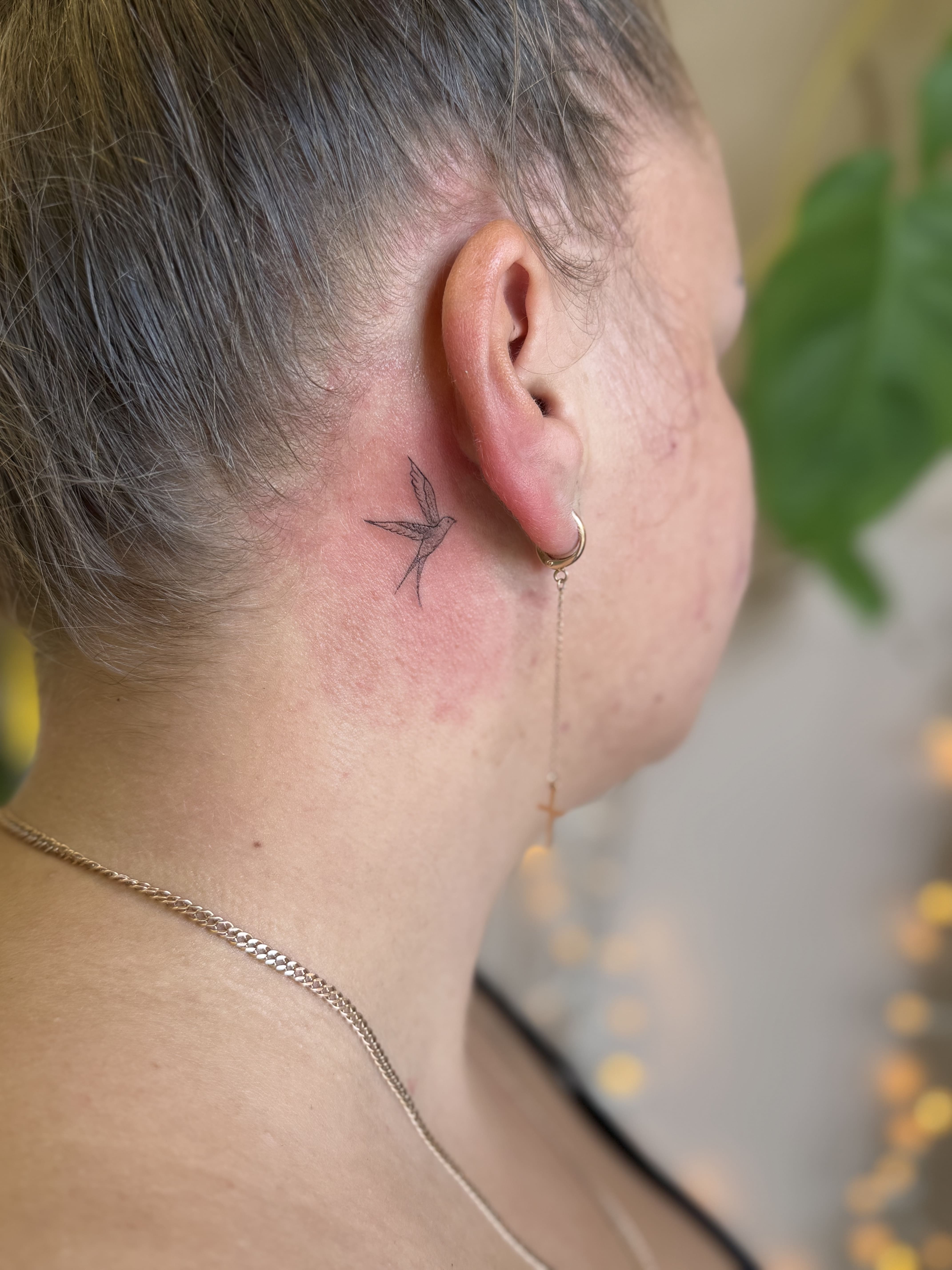 Тату птах, мінімалістичне, за вухом / Bird tattoo, minimalist, behind ear
