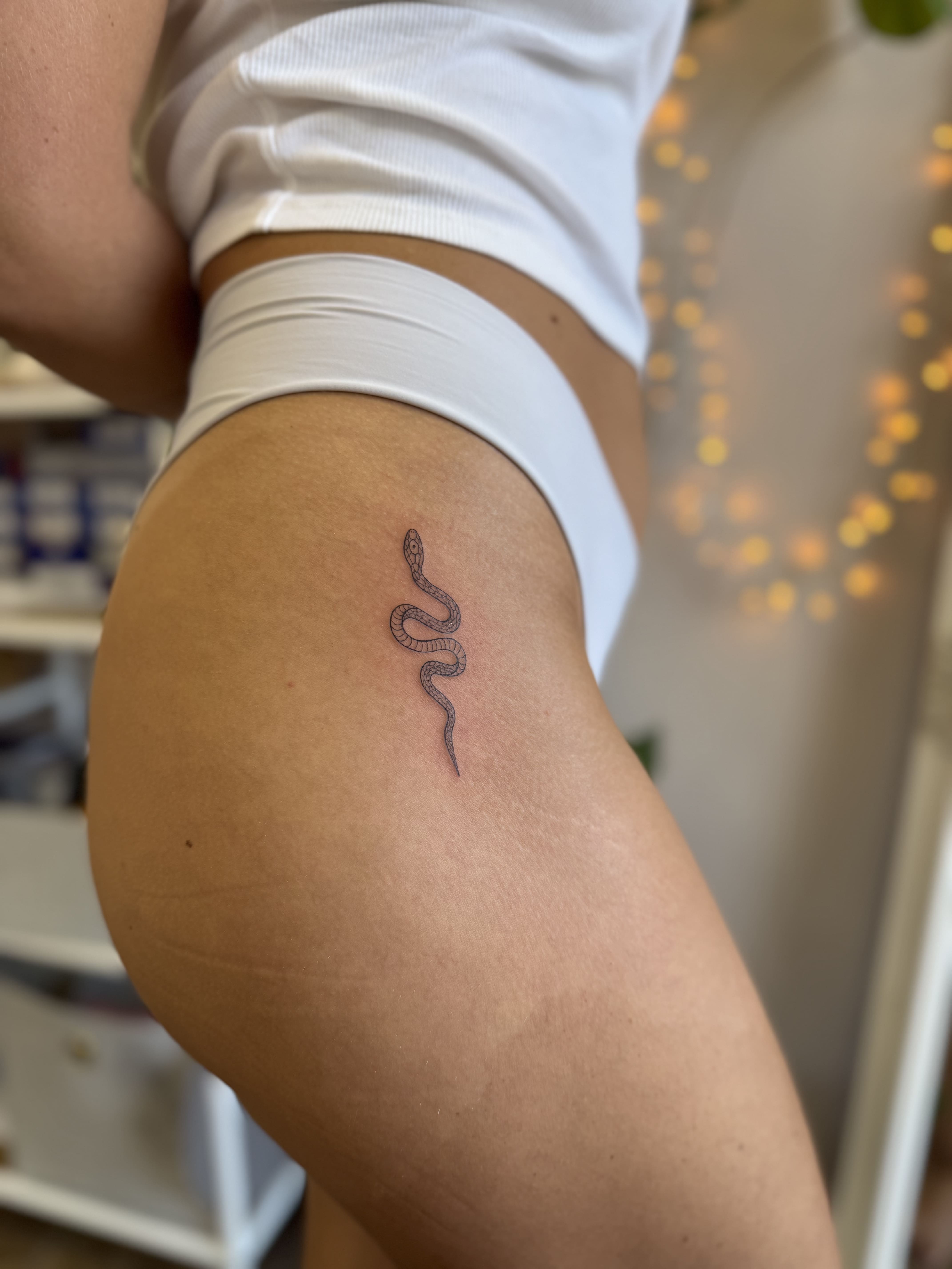 Тату змія, мінімалістичне, стегно / Snake tattoo, minimalist, thigh